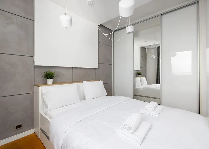 Raginisa Chic By Bookinghost *