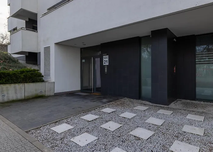 Raginisa Chic By Bookinghost Daire