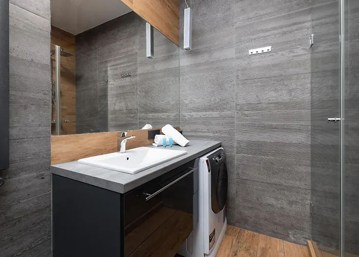 Raginisa Chic By Bookinghost Daire